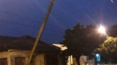 Este poste está por caerse, cuidado al transitar por ahí
