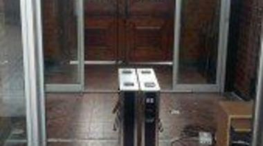 Manuel Passaglia bloquea el municipio con molinetes