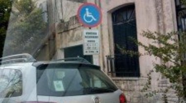 Seguimos estacionando mal, sobre todo si tenemos un familiar en la justicia
