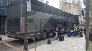 Caótico el centro.  Tres cuadras de cola y un micro que no podía doblar
