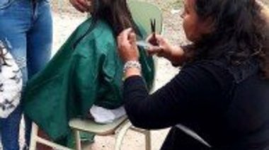 Un corte para una sonrisa.  Peluqueros solidarios