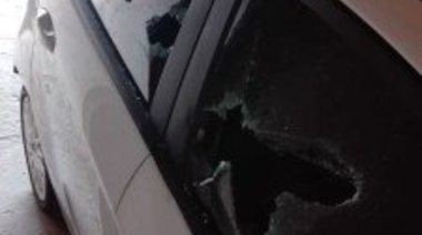 Así quedó un auto despues que fue “atacado” por la policía y  una grúa municipal