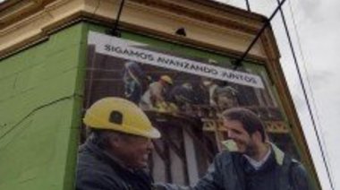 Hablando del crecimiento de los delitos, en San Nicolás el candidato a intendente de Cambiemos se cuelga de la luz