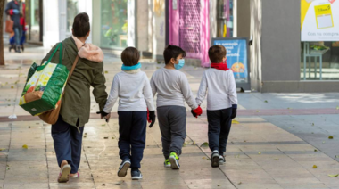 Hasta 12 años, los hijos pueden salir con sus padres 