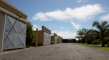 San Nicolás. Hotel Alojamiento Luxor clausurado