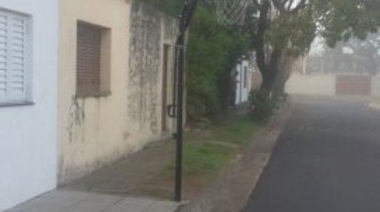 Permiso municipal y un aro de basquet en la vereda 