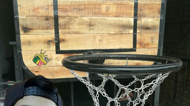 Permiso municipal y un aro de basquet en la vereda 
