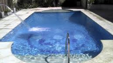Poca presión de agua en San Nicolás. Piscinas y cortes de energía, las causantes