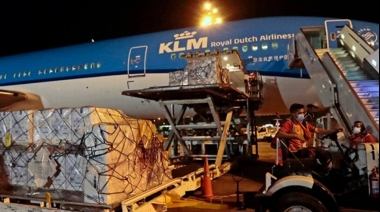 Llegaron a Ezeiza 864 mil vacunas del Fondo Covax