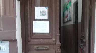 Enojo de los padres de los alumnos que asisten al colegio San Martín de San Nicolás y un vecino no tan buen vecino, aseguran