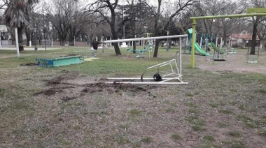 “Passaglia usa a la policía contra los vecinos  y vecinas de Rojo por un capricho”.