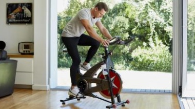 Los beneficios de la bicicleta fija: cuánto tiempo hay que usarla por día para poder bajar de peso y ganar músculo
