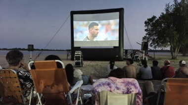 Cine móvil en el parador municipal de Ramallo