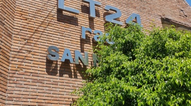 Inseguridad de los vecinos en la plaza de la radio. El abandono del edificio de LT 24, ocupas y una antena sin luz