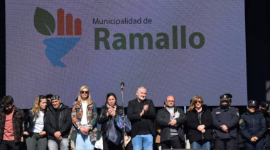 Multitudinaria fiesta aniversario de Pérez Millán