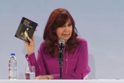 Cristina pidió "un gran acuerdo de todas las fuerzas políticas" para recuperar el salario