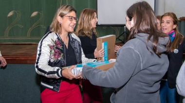 La presidenta del Consorcio de Gestión del Puerto de San Nicolás, Cecilia Comerio, participó esta mañana de la entrega de más de 250 notebooks a estudiantes nicoleñas y nicoleños