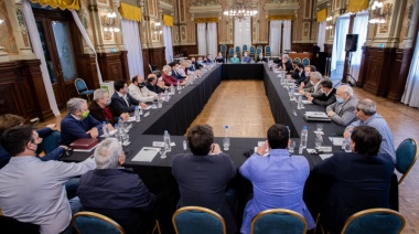 Kicillof encabezó una nueva reunión con intendentes e intendentas