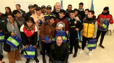 El Intendente Mauro Poletti entregó materas para los ganadores de la etapa local