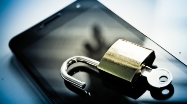 Celulares "pinchados" y espiados: cómo saberlo y qué hacer
