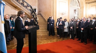 Cancillería presentó una muestra de documentos históricos sobre la cuestión Malvinas