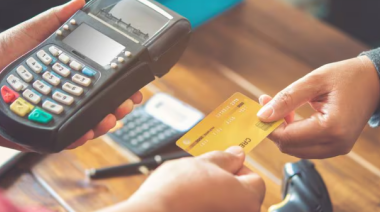 Los comerciantes no podrán manipular las tarjetas de débito y crédito