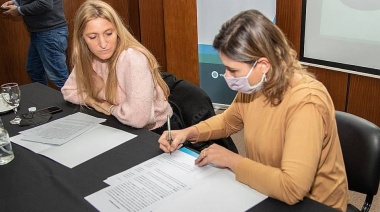 Operativo de documentación para migrantes y formalización de la oficina de Migraciones en el Puerto de San Nicolás.
