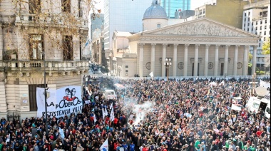 Multitudinaria marcha a Plaza de Mayo tras el atentado contra la Vicepresidenta