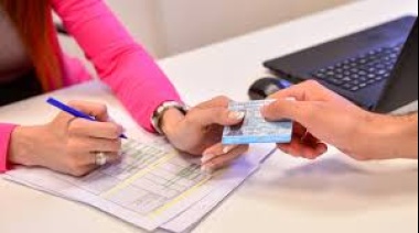 La Defensoría pidió que las personas con multas impagas igual puedan renovar la licencia de conducir