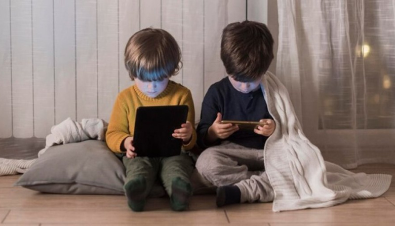 Padres argentinos preocupados por el uso excesivo de pantallas en niños