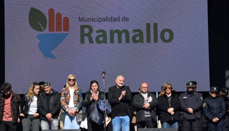 Multitudinaria fiesta aniversario de Pérez Millán