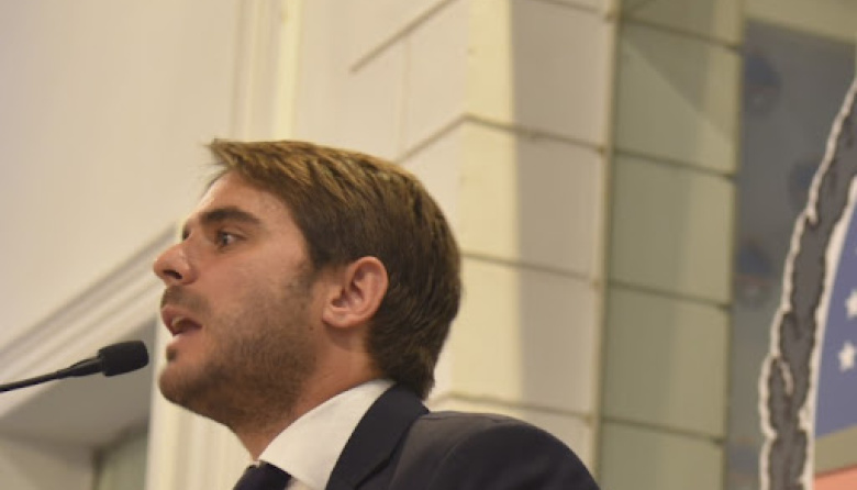 Faltó el nene, y te lo avisamos.  Viva la vida loca, pero legislar? eso no es para mi