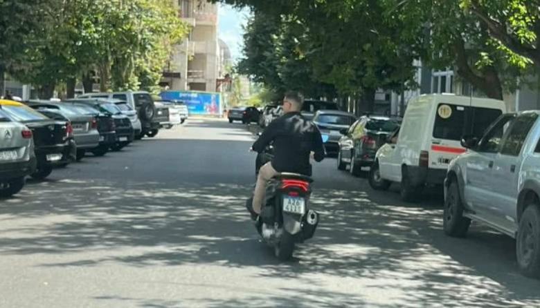 Si van a multar a los padres que van a buscar a los hijos a la escuela, que también multen a los que circulan sin casco