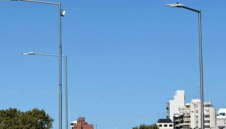 Luces encendidas durante el día en San Nicolás.  Un gasto que financia el vecino.  Derroche passaglista