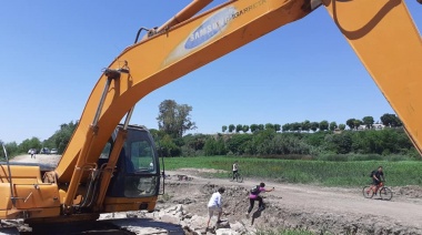 La topadora de Manuel, fuertemente custodiada, ingresó al Parque Aguiar