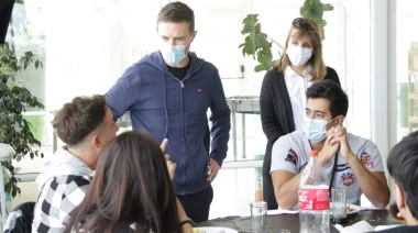 Costa visitó grupos de jóvenes que disfrutan su Viaje de Fin de Curso subsidiado por la Provincia
