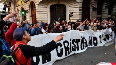 Se mantiene la vigilia de militantes frente al domicilio de Cristina Kirchner