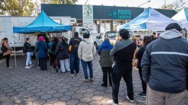 Más de 200 personas hicieron sus compras en la Feria del Puerto.