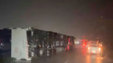 Dos camiones volcaron por ráfagas superiores a 100 km/h en la ruta 9, cerca de San Nicolás