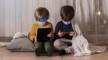 Padres argentinos preocupados por el uso excesivo de pantallas en niños
