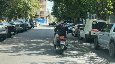 Si van a multar a los padres que van a buscar a los hijos a la escuela, que también multen a los que circulan sin casco