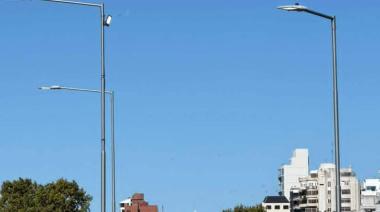 Luces encendidas durante el día en San Nicolás.  Un gasto que financia el vecino.  Derroche passaglista