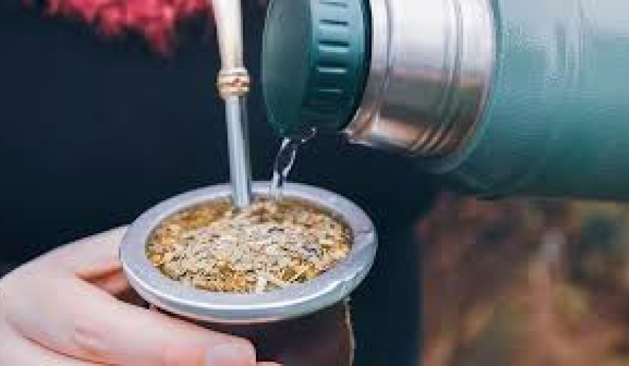 Cambia la Ley de Tránsito: cuánto cuesta la multa por tomar mate en el auto