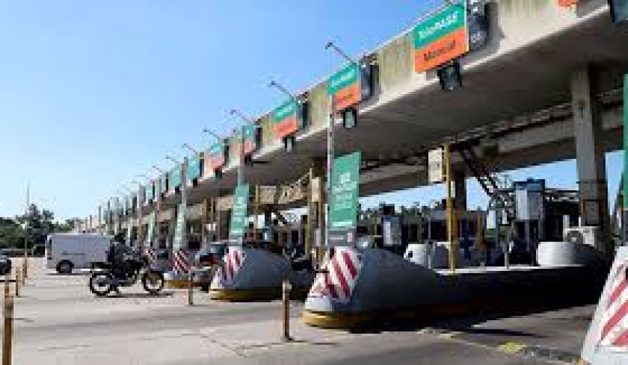 Milei y Caputo lanzan nuevas concesiones viales: más peajes, tarifas más caras y ayuda estatal para constructoras